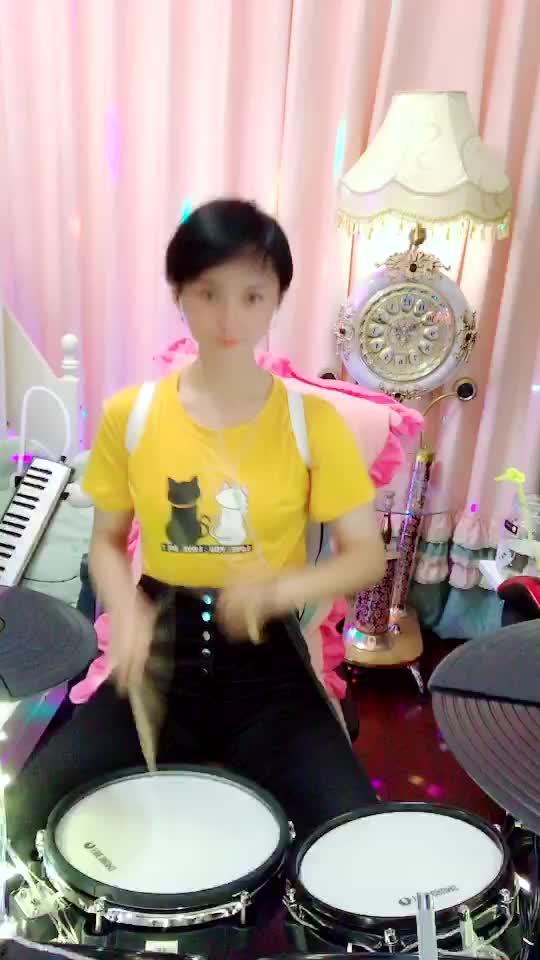 女生打架子鼓视频,女生激情架子鼓表演瞬间