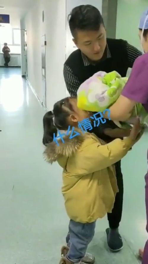 小孩拉粑粑视频,宝宝拉粑粑趣味瞬间回顾